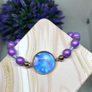 Violet and Blue Light - Gyöngy karkötő üveglencsés medállal - ékszer - karkötő - karkötő medállal - Meska.hu