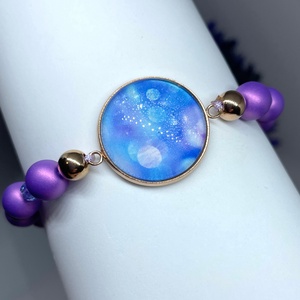 Violet and Blue Light - Gyöngy karkötő üveglencsés medállal - ékszer - karkötő - karkötő medállal - Meska.hu