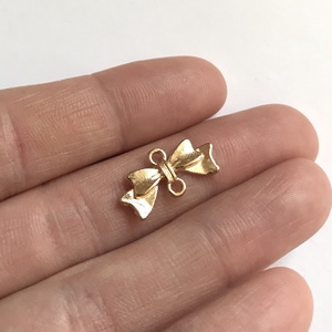 Arany színű masni medál - kellékek & szerszámok - gyöngyfűzés kellékek - fém köztesek - Meska.hu