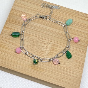 Rózsaszín zöld karkötő - ékszer - karkötő - charm karkötő - Meska.hu
