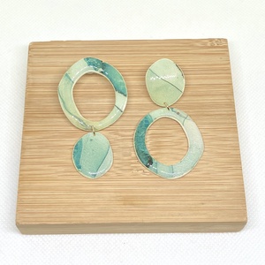 Nina aszimmetrikus fülbevaló zöld, Ékszer, Fülbevaló, Lógó fülbevaló, Gyurma, Ékszerkészítés, MESKA