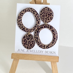 Nina aszimmetrikus fülbevaló párducmintás , Ékszer, Fülbevaló, Lógó fülbevaló, Gyurma, Ékszerkészítés, MESKA