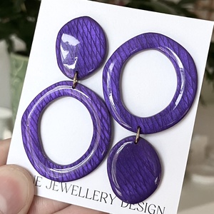 Nina aszimmetrikus fülbevaló lila, Ékszer, Fülbevaló, Lógó fülbevaló, Gyurma, Ékszerkészítés, MESKA