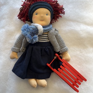Waldorf baba - Adél, Játék & Sport, Baba & babaház, Baba, Baba-és bábkészítés, Varrás, Szia! Adél vagyok, és imádom a hóesést és a piros szánkómat!

33cm magas klasszikus Waldorf baba, p..., MESKA