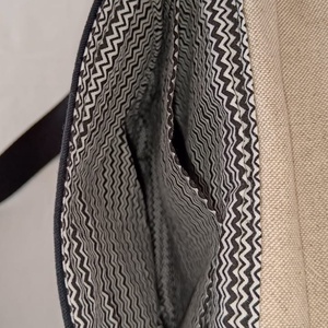 Kézzel festett Margaréta mintás tarisznya - táska & tok - kézitáska & válltáska - vállon átvethető táska - Meska.hu