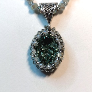 nyaklánc ovális medállal - ékszer - nyaklánc - gyöngyös nyaklánc - Meska.hu