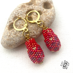 Gyönyörű piros -arany logó csepp alakú fülbevaló  - ékszer - fülbevaló - lógó csepp fülbevaló - Meska.hu