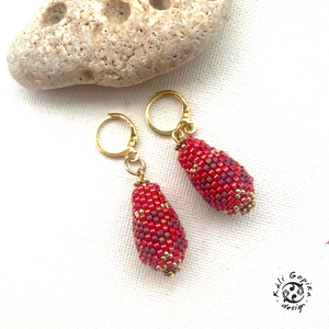 Gyönyörű piros -arany logó csepp alakú fülbevaló  - ékszer - fülbevaló - lógó csepp fülbevaló - Meska.hu