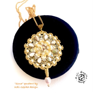 Fehér-bézs -arany csillogó gyöngyös medál hosszú láncon , Ékszer, Nyaklánc, Medál, Gyöngyfűzés, gyöngyhímzés, Ékszerkészítés, MESKA