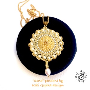 Fehér-bézs -arany csillogó gyöngyös medál hosszú láncon  - ékszer - nyaklánc - medál - Meska.hu