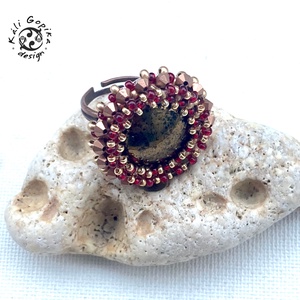 Piros arany csillogó gyöngyfűzött gyűrű - ékszer - gyűrű - statement gyűrű - Meska.hu