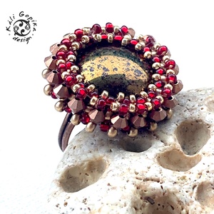 Piros arany csillogó gyöngyfűzött gyűrű - ékszer - gyűrű - statement gyűrű - Meska.hu