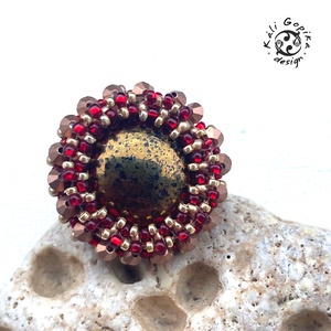 Piros arany csillogó gyöngyfűzött gyűrű - ékszer - gyűrű - statement gyűrű - Meska.hu