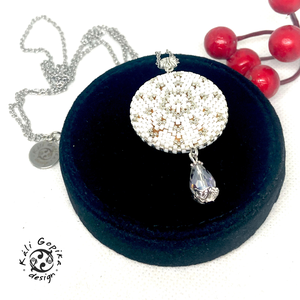 Gyönyörű kétoldalas fehér -ezüst gyöngyfűzött Mandala medál nyaklánc - ékszer - nyaklánc - medál - Meska.hu