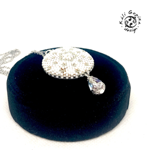 Gyönyörű kétoldalas fehér -ezüst gyöngyfűzött Mandala medál nyaklánc - ékszer - nyaklánc - medál - Meska.hu