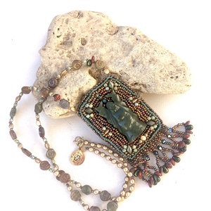 Nevető Buddha gyöngyhímzett medál amulett  - Meska.hu