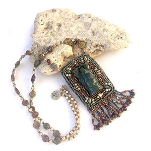 Nevető Buddha gyöngyhímzett medál amulett  - ékszer - nyaklánc - medál - Meska.hu