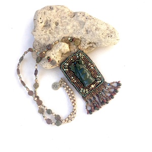 Nevető Buddha gyöngyhímzett medál amulett  - ékszer - nyaklánc - medál - Meska.hu