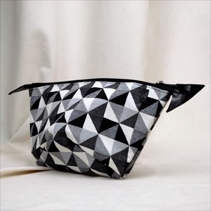 Neszesszer fekete-fehér kockás dekoratív mintával , Táska & Tok, Neszesszer, Varrás, Most minden táska mellé ajándékot adunk!
Méretek:
Szélesség:  30 cm
Magasság:  14 cm
Mélység:  14 c..., MESKA