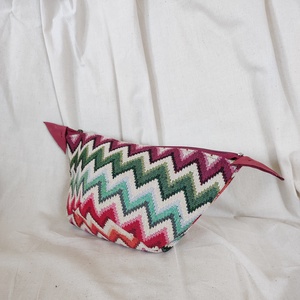 Neszesszer cikk cakk dekoratív mintával , Táska & Tok, Neszesszer, Varrás, Most minden táska mellé ajándékot adunk!
Méretek:
Szélesség:  26 cm
Magasság:  14 cm
Mélység:  14 c..., MESKA