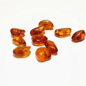 Csiszolt borostyán kövek kifurva - Meska.hu