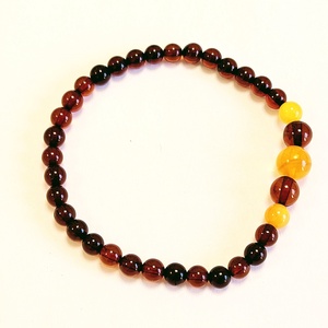 Borostyán gömb karkötő sötét elasztikus szálra fűzve. - ékszer - ékszerszett - Meska.hu