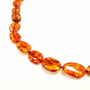 Borostyán gyöngysor lapos ovális kövekből. - ékszer - nyaklánc - bogyós nyaklánc - Meska.hu