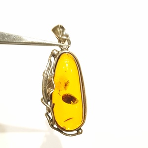 Borostyán medál  ezüst foglalatban. - ékszer - nyaklánc - medál - Meska.hu