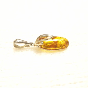 Borostyán medál  ezüst foglalatban. - ékszer - nyaklánc - medál - Meska.hu