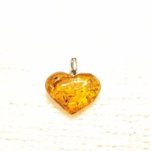 Borostyán medál szív ezüst foglalatban. - Meska.hu