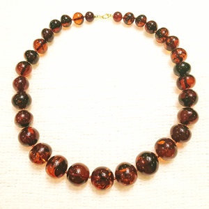 Borostyán gyöngysor sötét barokk. - Meska.hu