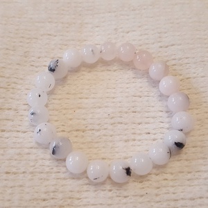 Pompás opál bogyós karkötő gumis(8 mm) - ékszer - karkötő - bogyós karkötő - Meska.hu