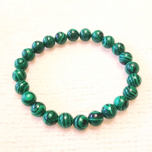 Pompás malachit bogyós karkötő gumis(8 mm) - Meska.hu