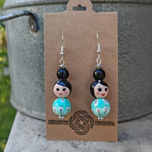 Kokeshi babás fülbevaló, türkiz I., Ékszer, Fülbevaló, Lógó fülbevaló, Festett tárgyak, Ékszerkészítés, Egyedi, általam készített és kézzel festett, fából készült Kokeshi babás fülbevaló.

A türkiz és fe..., MESKA