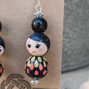Kokeshi babás fülbevaló, narancs cseppek - ékszer - fülbevaló - lógó fülbevaló - Meska.hu