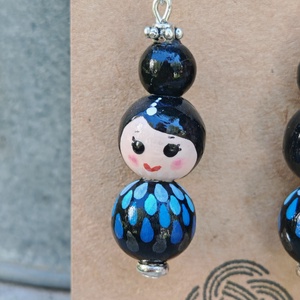Kokeshi babás fülbevaló, kék cseppek - ékszer - fülbevaló - lógó fülbevaló - Meska.hu