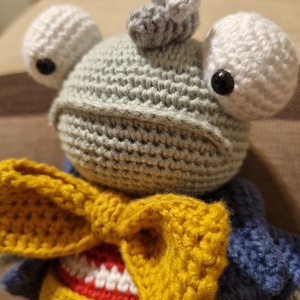 Horgolt béka kobakján léggyel - játék & sport - plüssállat & játékfigura - béka - Meska.hu