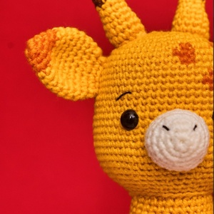 Zsiráf szivárvány mellényben - játék & sport - plüssállat & játékfigura - zsiráf - Meska.hu