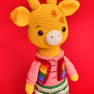 Zsiráf szivárvány mellényben - játék & sport - plüssállat & játékfigura - zsiráf - Meska.hu