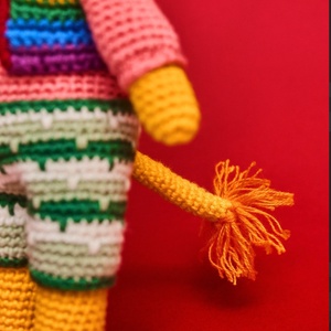 Zsiráf szivárvány mellényben - játék & sport - plüssállat & játékfigura - zsiráf - Meska.hu