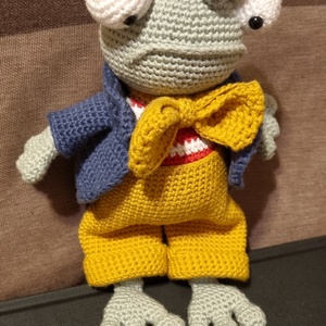 Horgolt béka kobakján léggyel - játék & sport - plüssállat & játékfigura - béka - Meska.hu