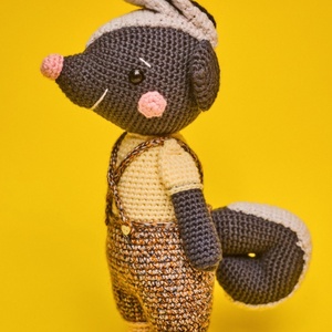 Horgolt vidám bűzös borz - játék & sport - plüssállat & játékfigura - más figura - Meska.hu