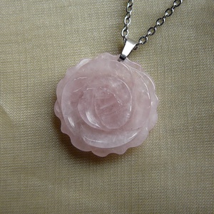 Rózsakvarc rózsa medálos nyaklánc - ékszer - nyaklánc - medálos nyaklánc - Meska.hu