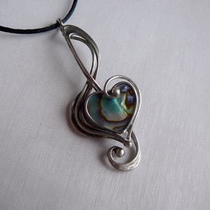 Pávakagyló violinkulcs medál - ékszer - nyaklánc - medálos nyaklánc - Meska.hu