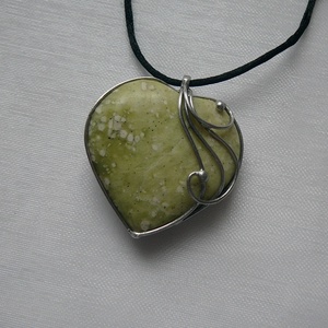 Szerpentin szív medál - ékszer - nyaklánc - medálos nyaklánc - Meska.hu