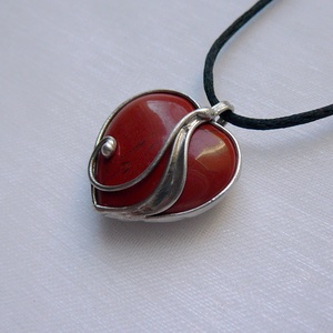 Vörös jáspis mini szív medál, Ékszer, Nyaklánc, Medálos nyaklánc, Ékszerkészítés, Fémmegmunkálás, MESKA