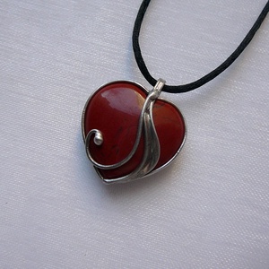 Vörös jáspis mini szív medál - ékszer - nyaklánc - medálos nyaklánc - Meska.hu