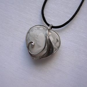 Howlit mini szív medál - ékszer - nyaklánc - medálos nyaklánc - Meska.hu