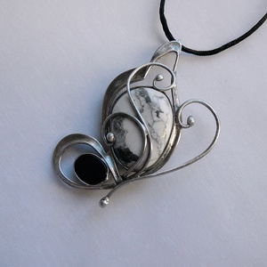 Howlit pillangó medál - ékszer - nyaklánc - medálos nyaklánc - Meska.hu