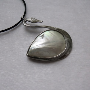 Gyöngyház hattyú medál - ékszer - nyaklánc - medálos nyaklánc - Meska.hu